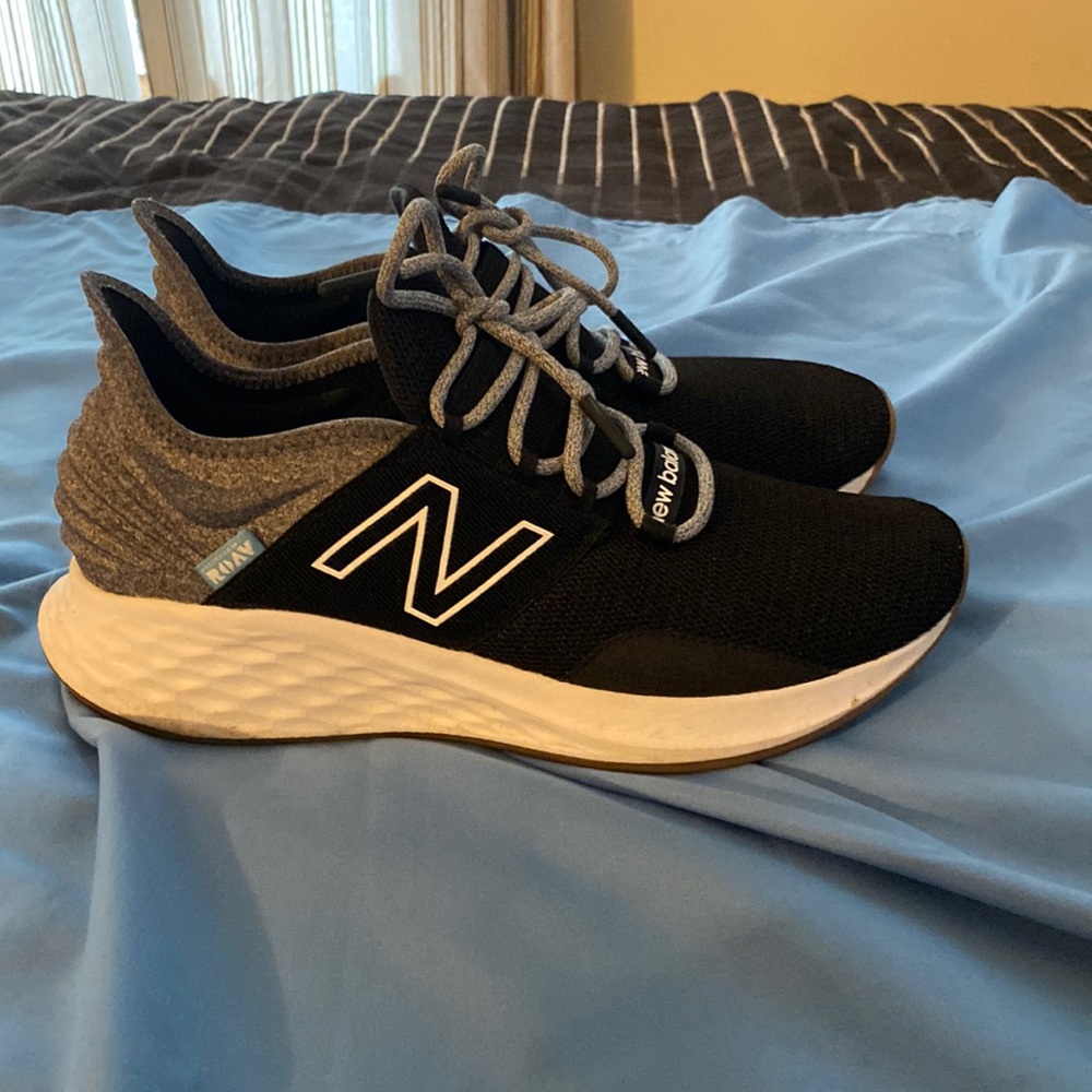 Reselling these sneakers worn 5 times a bit snug on my feet.